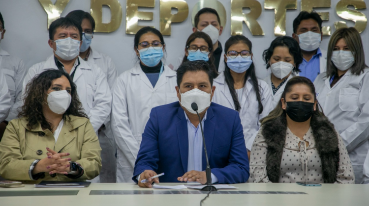 El ministro de Salud, Jeyson Auza, junto a otras autoridades de salud. Foto: Ministerio de Salud