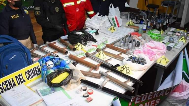La policía exhibió los artefactos explosivos que se encontró en el hospital de Adepcoca. Foto: RRSS