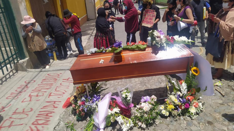 El ataúd de María Fernanda en exteriores de la EPI en Chasquipampa. Foto: RRSS