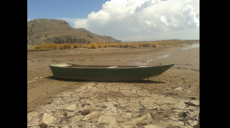 Una temporada de sequía registrada en 2016 en el lago menor del Titicaca. Foto: ECV