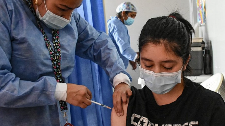Una joven recibe la vacuna contra el Covid-19. Foto: Opinión