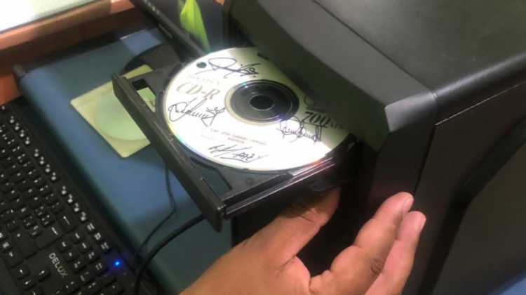 El CD perforado que se usa para acusar a policías. Foto: Defensa