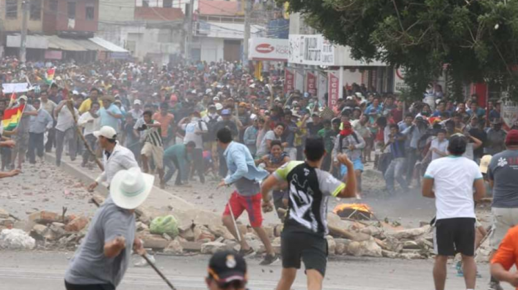Uno de los enfrentamientos registrados en un punto de bloqueo en Santa Cruz.   Foto: El Deber