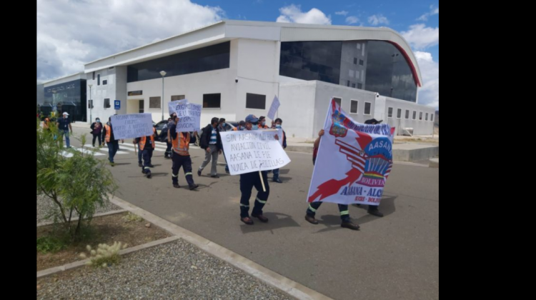 Una protesta de los trabajadores de Aasana en el aeropuerto de Alcantarí. Foto: Correo del Sur