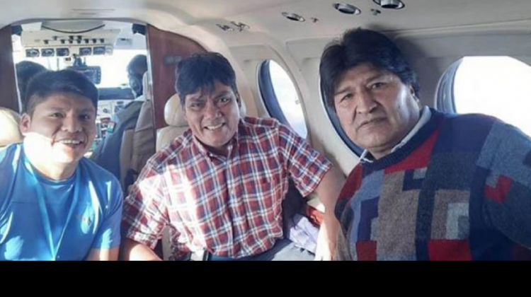 Leonardo Loza, Héctor Arce y Evo Morales en la aeronave de la FAB que los trasladó a Tarija, Foto: RRSS