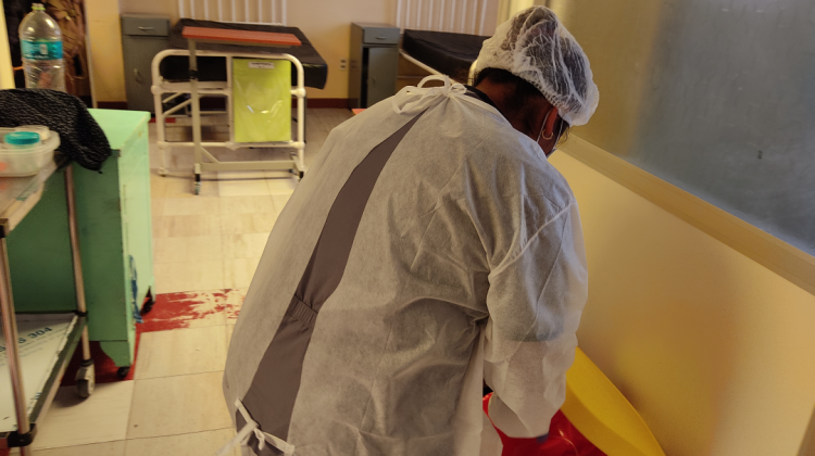 Una enfermera en una sala del Hospital de Clínicas. Foto: ANF