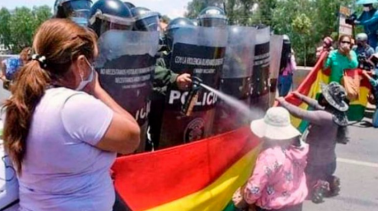 La Policía gasificó a los marchistas en Cochabamba. Foto: Los Tiempos