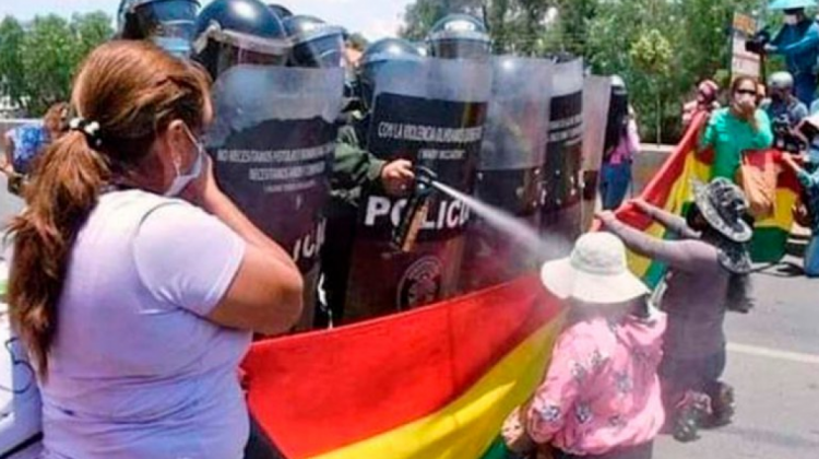 Policía gasifica en el rostro a mujer que protesta. Foto: captura de video