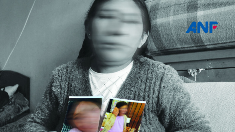 Vicenta muestra un par de fotografías cuando fue brutalmente golpeada por su expareja. Foto: ANF