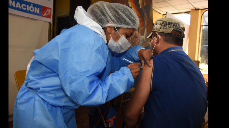 Una persona recibe la vacuna contra el coronavirus. Foto: Ministerio de Salud
