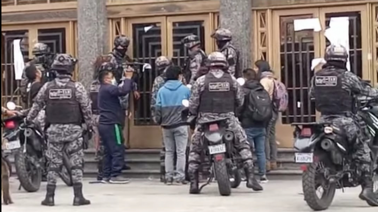 Un contingente policial llegó hasta el edificio central de la UMSA. Foto: Captura