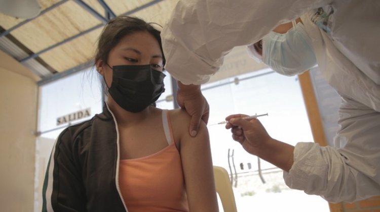Una joven recibe la vacuna contra el Covid-19. Foto: Ministerio de Salud
