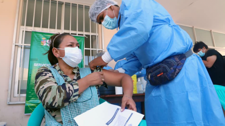 Una persona recibe la vacuna contra el Covid-19. Foto: Gobernación  de Santa Cruz