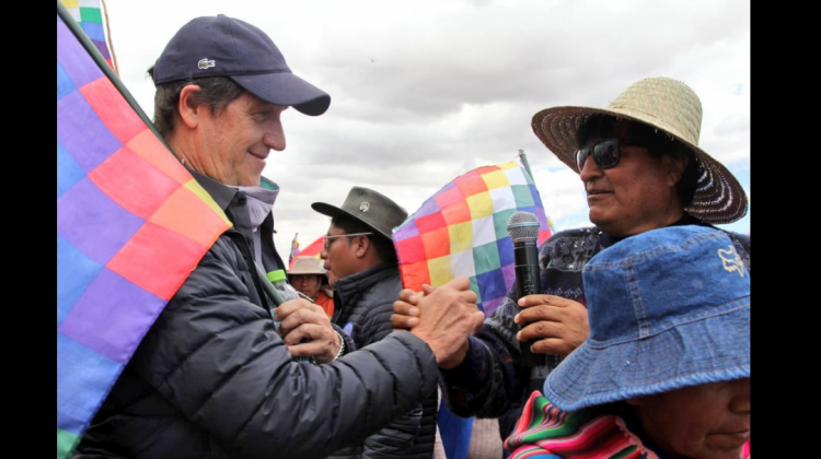 El Embajador de Argentina Ariel Basteiro y Evo Morales en la marcha. Foto: RRSS