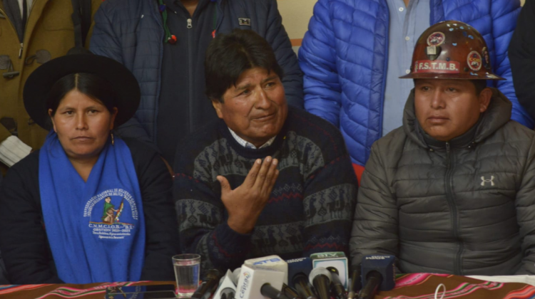 Al centro, Evo Morales. Foto: MAS