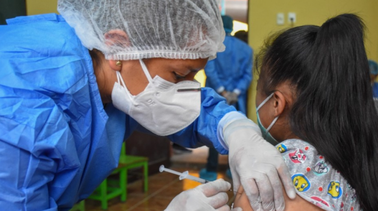 Una joven recibe la dosis contra el Covid-19 en La Paz. Foto: AMUN