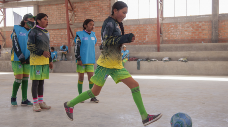 Adolescentes practican futsal en la población de Corapata, La Paz