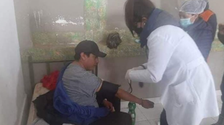 Pumari atendido por personal de salud en celdas de Betanzos. Foto: Contacto Bolivia