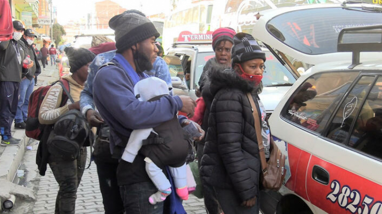 Familias haitianas de paso por Bolivia. Foto: France 24