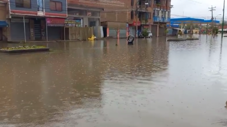 Una avenida en Cochabamba inundada por las lluvias. Foto: Tatiana Lucia Miranda.