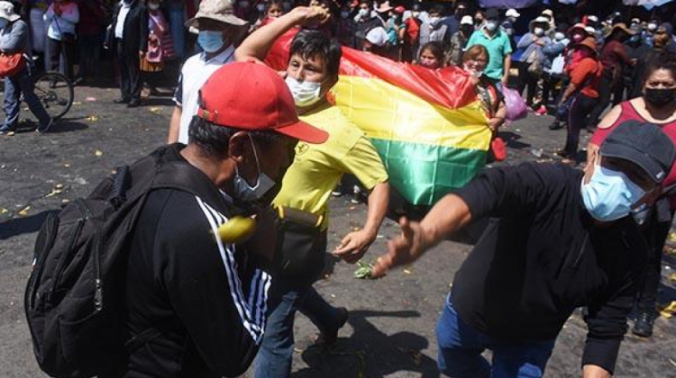Amagos de enfrentamientos marcaron el primer día de paro indefinido contra la Ley 1386 en el departamento de Cochabamba.  Foto: Los TIempos