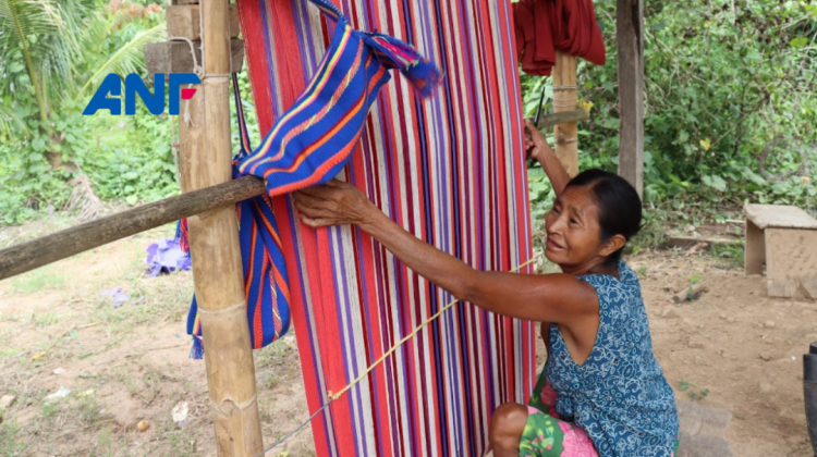 Una de las artesanas en plena creación. Foto: ANF