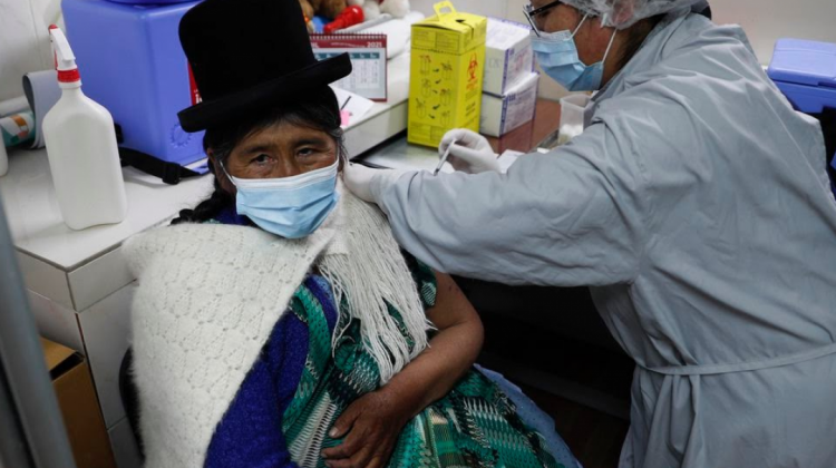 Mujer vacunada en Bolivia. Foto. RRSS