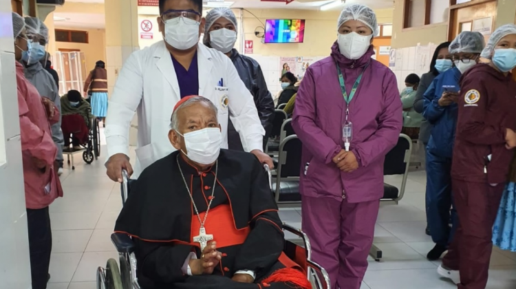 El Cardenal Toribio Porco a su salida del centro de salud. Foto: Diócesis de El Alto