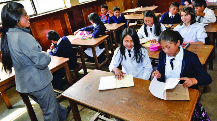 Estudiantes pasan clases en un colegio. Foto: Página Siete