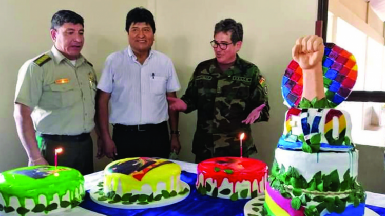 Yuri Calderón, Evo Morales y Maximiliano Dávila en el cumpleaños del exjefe de Estado 2019. Foto: Página Siete