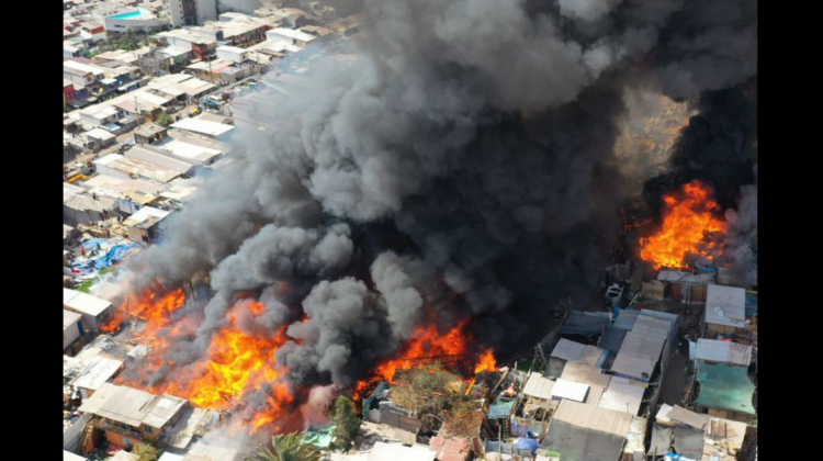El gigantesco incendio que afecta a un campamento en Iquique. Foto: AgenciaUno