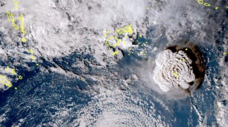 La erupción del volcán submarino de Tonga Hunga Tonga-Hunga Haʻapai se ha visto desde el espacio.