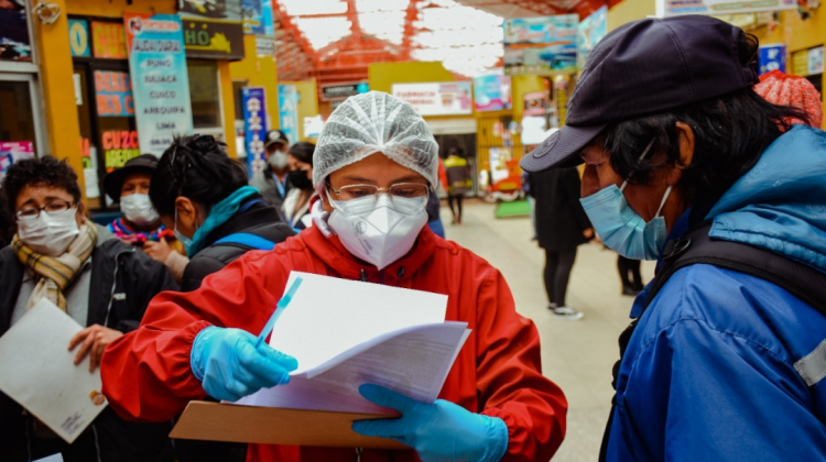 Una profesional en el punto de vacunaicón de la Terminal de Buses de La Paz. Foto: GAMLP