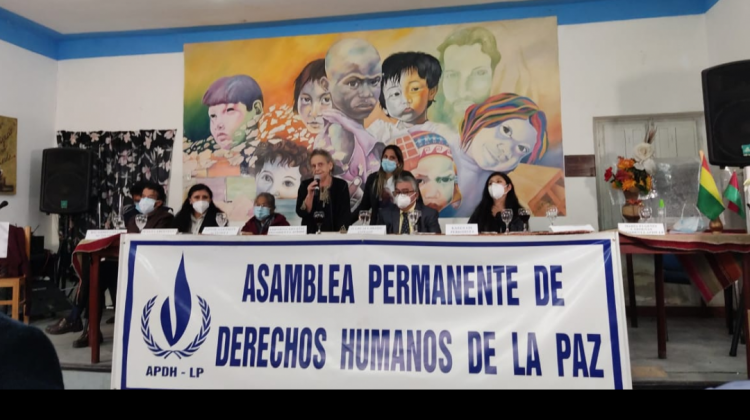 Panelistas en la presentación del libro en la Asamblea permanente de Derechos Humanos. Foto: UNITAS