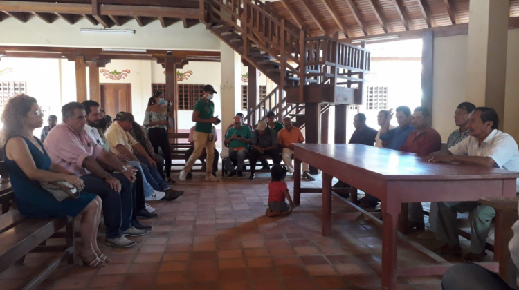 Reunión entre el Cabildo Indigenal y munícipes. Foto: cortesía.