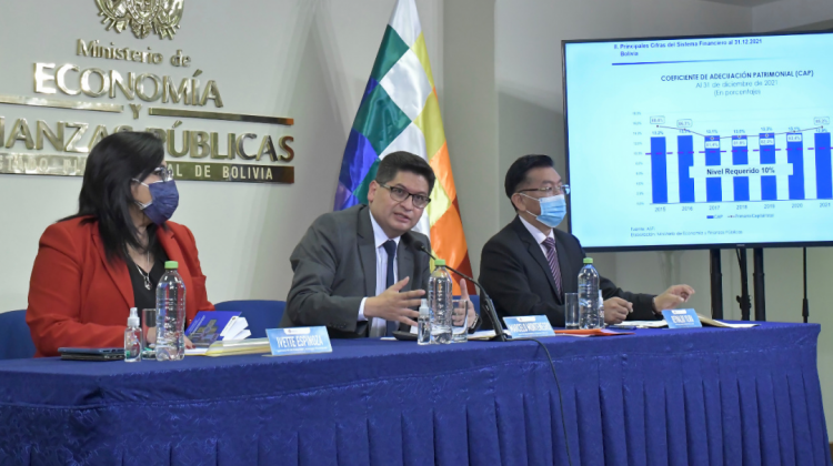 Al centro, el ministro de Economía, Marcelo Montenegro. Foto: MEyFP