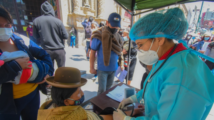 Uno de los puntos de vacunación en la plaza Mayor de San Francisco. Foto: GAMLP