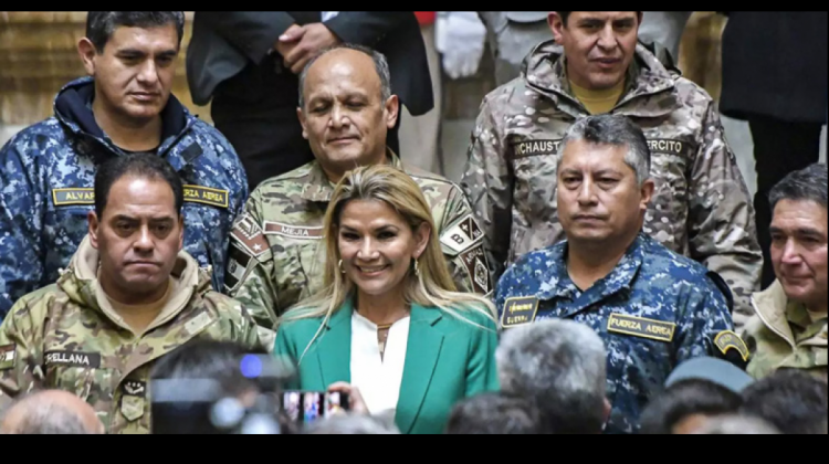 La expresidenta Jeanine Áñez junto a los excomandantes de las Fuerzas Armadas. Foto: RRSS