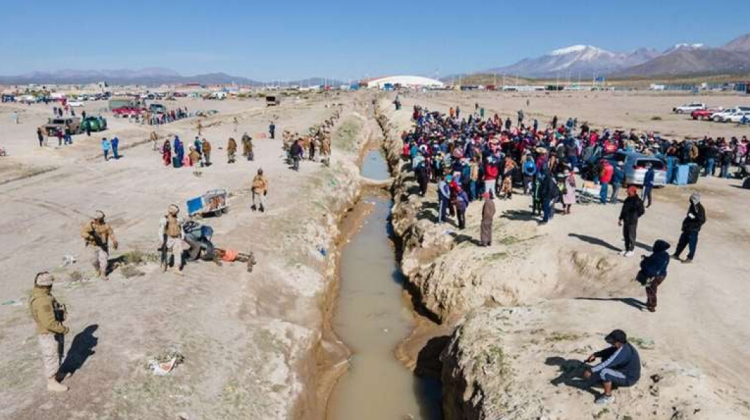 En la frontera entre Bolivia y Chile existe una zanja para evitar el paso de contrabandistas. Foto: Internet