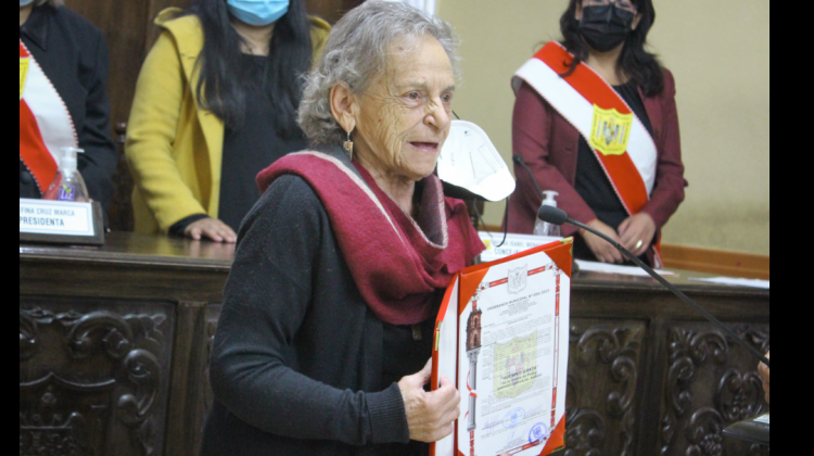 La presidenta de la APDHB, Amparo Carvajal recibió la distinción de Huésped Grata. Foto: Concejo Municipal de Potosí