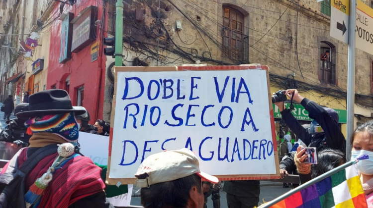 Protesta de los pobladores de la provincia Ingavi en demanda de la doble vía en la carretera internacional hacia Perú. Foto: ANF