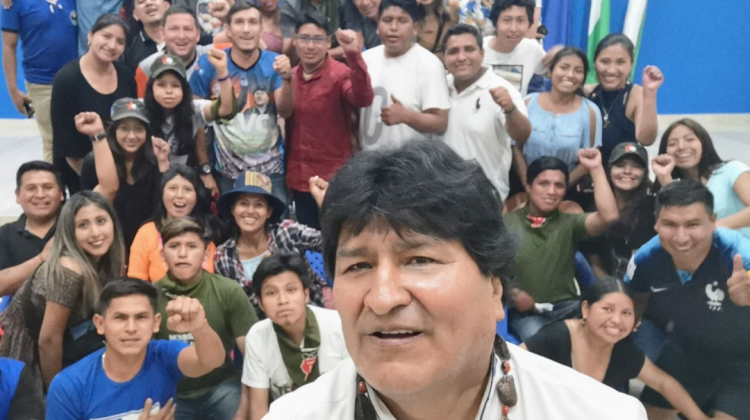 Evo Morales junto a las juventudes del MAS cuando era presidente. Foto: Facebook Evo Morales Ayma