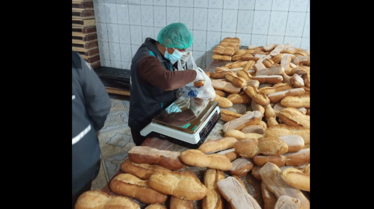 La intendencia realizó operativos para verificar la elaboración del pan. Foto: AMUN
