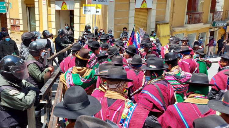 Marcha de comunarios de la provincia Ingavi llegó ayer a La Paz para exigir la construcción de la doble vía internacional. Foto: ANF