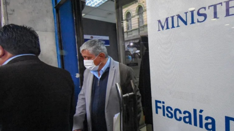 El alcalde de La Paz, al momento de salir de la Fiscalía de La Paz. Foto: AMUN.