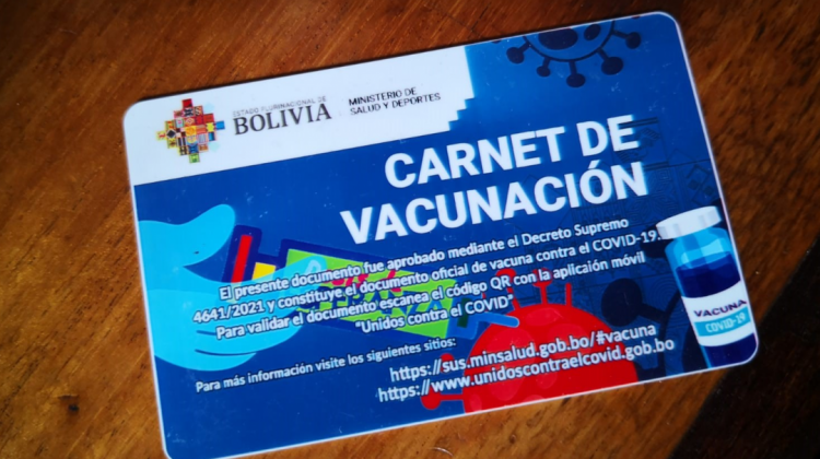 Carnet de vacuna Covid-19 que extiende el Ministerio de Salud. Foto: ANF.
