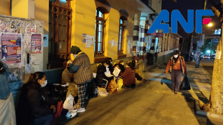 La fila de enfermos en el Hospital de Clínicas. Foto: ANF