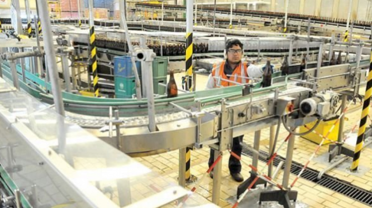 El personal de planta de las empresas en Bolivia podría recibir una incremento salarial. Foto: Opinión.