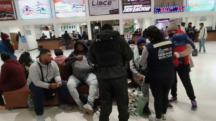 Control de Migración a turistas en El Alto. Foto: Dirección General de MIgración.