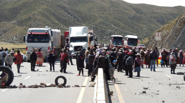 Bloqueo en la doble vía La Paz-Oruro, por pobladores de Lequepampa. Foto: Radio Caracollo.